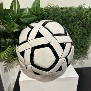 & Other Stories Black and White Abstract Sculpture